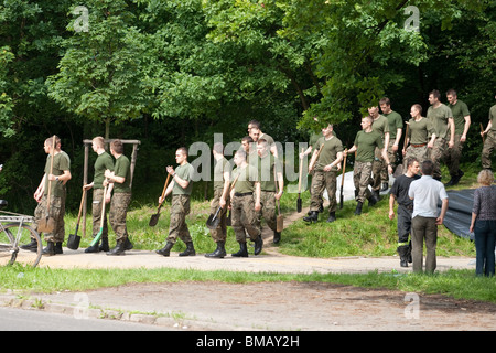 Alluvione di Wroclaw, Kozanow 2010, i soldati stanno aiutando Foto Stock