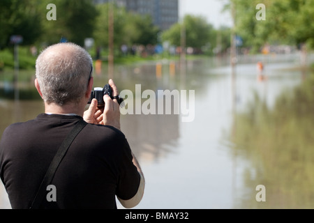 Alluvione di Wroclaw, Kozanow 2010, uomo riprese Foto Stock