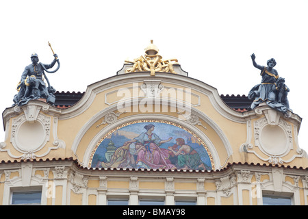 Particolare della facciata del Ministero dello Sviluppo Locale (Ministersvo pro mistni rozvoj), la Piazza della Città Vecchia di Praga, Repubblica Ceca Foto Stock