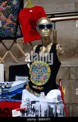 Di colore oro manichino con un Edinburgh Festival Fringe top a. Foto Stock