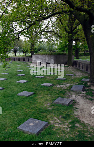 Il Langemark Prima Guerra Mondiale cimitero militare tedesco vicino Langemark villaggio in Belgio. Esso contiene oltre 42000 sepolture Foto Stock