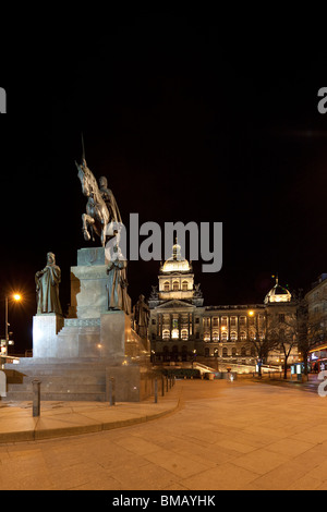 San Venceslao e il Museo Nazionale (Národní muzeum), Praga, Repubblica Ceca Foto Stock