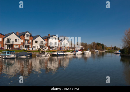 Barche sul fiume e case con facciata sul fiume Chet a Loddon , Norfolk , in Inghilterra , Gran Bretagna , Regno Unito Foto Stock