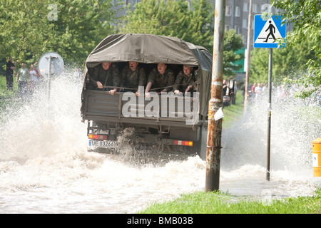 Alluvione di Wroclaw, Kozanow 2010, carrello di guida attraverso l'acqua Foto Stock