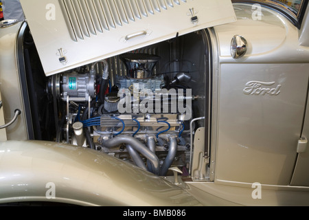 Ford motore V8 in un'applicazione personalizzata di Hot Rod Foto Stock