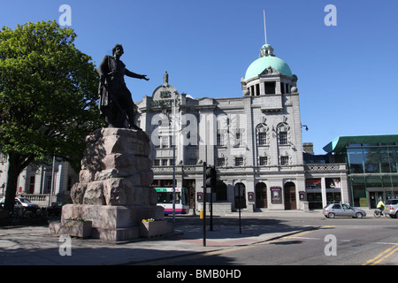 William Wallace statua e sua maestà il teatro di Aberdeen Scotland maggio 2010 Foto Stock