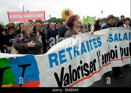 Proteste di Parigi, Francia, decine di migliaia di lavoratori, che manifestano contro i piani del governo francese di cambiare il piano pensionistico, l'età della pensione, le proteste per i diritti dei lavoratori, la protesta per l'età pensionabile in francia Foto Stock