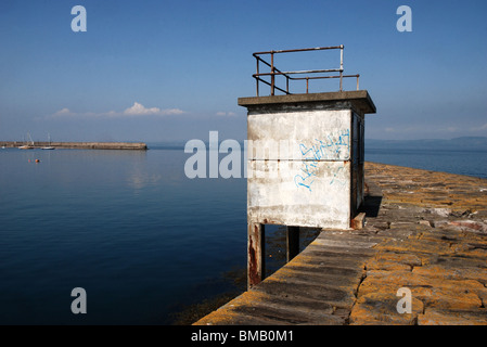 Edificio abbandonato sulla scogliera orientale a Granton Harbour, Edimburgo, Scozia. Foto Stock