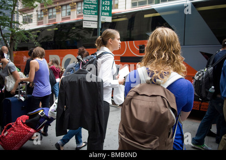 Attendere i viaggiatori a bordo di una BoltBus a Philadelphia in Midtown a New York il giovedì, 27 maggio 2010. (© Francesca M. Roberts) Foto Stock