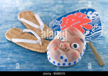 Maschera di Hyottoko, ZORI in paglia di riso con ventilatore e Foto Stock