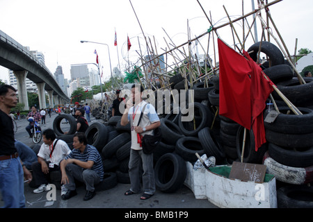 Maglietta rossa dei sostenitori del Premier Thaksin Shinawatra durante un governo anti-protesta a Bangkok Foto Stock