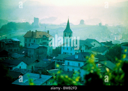 Europa mattinata nebbiosa su Zurigo, Svizzera steeple village calma tranquilla pace Foto Stock