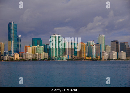 Brickell Avenue, il quartiere finanziario torri di uffici e condomini su Biscayne Bay a Miami, Florida, Stati Uniti d'America Foto Stock