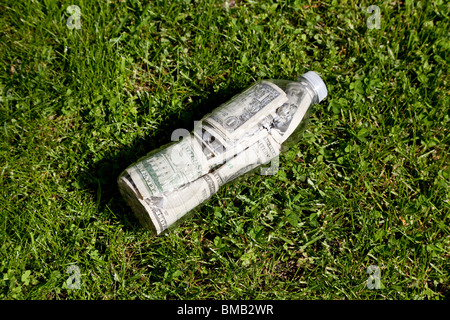 Bottiglia di plastica e Dollar close up Foto Stock