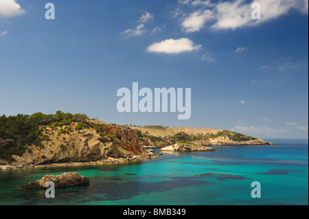 Cala Xarraca, una splendida piccola baia di Ibiza spagna Foto Stock