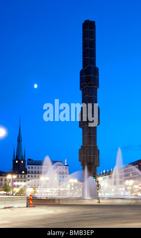 Tempo di notte vista di Sergels Torg, Central Public Square e il Centro Culturale Kulturhuset di Stoccolma, Svezia Foto Stock