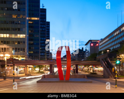 Tempo di notte vista di Sveavagen da Sergels Torg, piazza a Stoccolma, Svezia Foto Stock