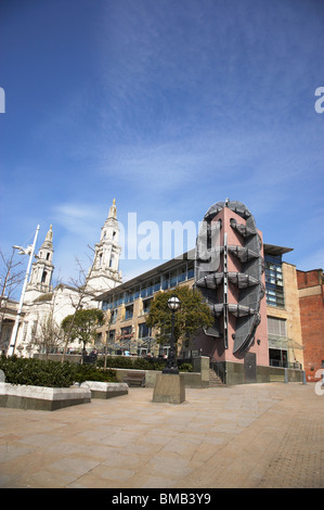 Millenium quadrato con Cuthbert Brodrick pub di Leeds REGNO UNITO Foto Stock