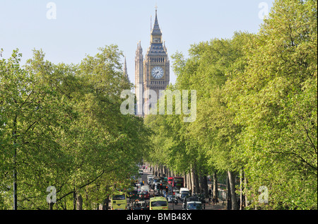 Westminster embankment mattina ora di punta il traffico passato Big Ben Itinerari Segreti di Palazzo Ducale e il Parlamento, London, Regno Unito Foto Stock