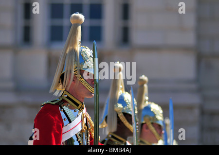Famiglia Cavalleria, cambiando la guardia a la sfilata delle Guardie a Cavallo, London, Regno Unito Foto Stock