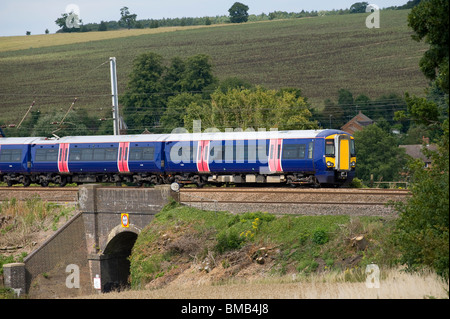 Classe 377 electrostar treno nella prima capitale collegare livrea che viaggiano attraverso la campagna inglese. Foto Stock