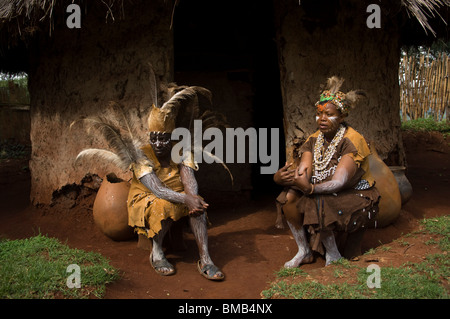 Donne Kikuyu davanti a una capanna, Nyeri, Highlands Centrali, Kenya Foto Stock