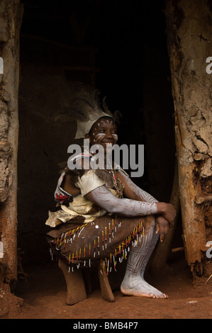 Kikuyu donna al suo rifugio, Nyeri, Highlands Centrali, Kenya Foto Stock