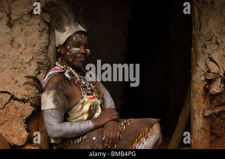 Kikuyu donna al suo rifugio, Nyeri, Highlands Centrali, Kenya Foto Stock