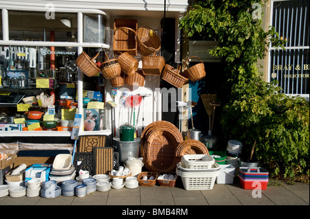 Cestini di vimini e altre voci al di fuori di un casalingo e hardware shop in una città in Inghilterra. Foto Stock