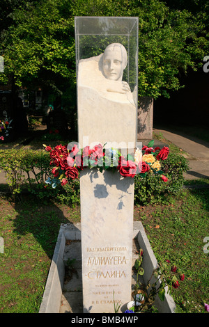 Tomba di Stalin della seconda moglie Nadezhda Sergeevna Alliluyeva ha (1901-1932) presso il cimitero di Novodevichy a Mosca, Russia Foto Stock