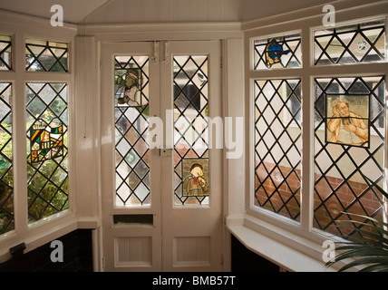 Case Edwardian arti e mestieri House, decorativi in vetro colorato di decorazione portico di ingresso Foto Stock