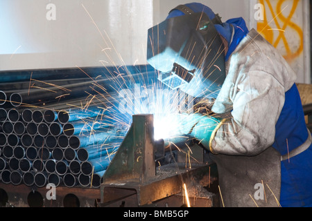Operaio di fabbrica la saldatura Foto Stock