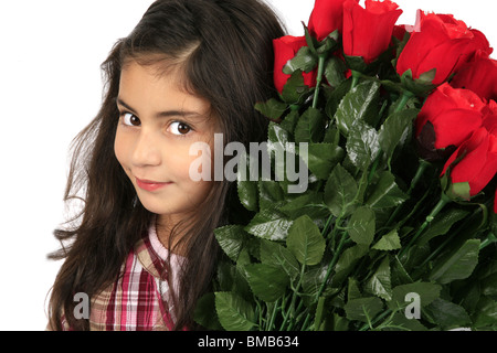 Bambina con un mazzo di rose rosse Foto Stock