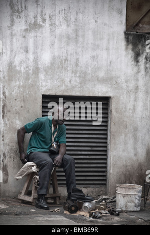 Vecchia riparazione scarpe uomo sulla strada a l'Avana, Cuba. Foto Stock