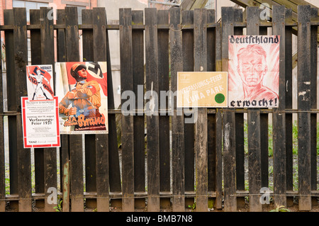 Propaganda nazista poster su un recinto su un set cinematografico ricreando Berlino nella metà degli anni trenta Foto Stock