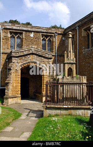 Il portico sud, Santa Maria Vergine Chiesa, Ilmington, Warwickshire, Inghilterra, Regno Unito Foto Stock