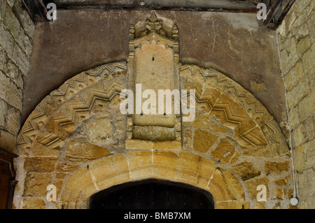 Il Normanno Porta Sud, Santa Maria Vergine Chiesa, Ilmington, Warwickshire, Inghilterra, Regno Unito Foto Stock