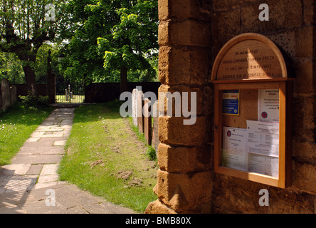 Vista dal portico sud, Santa Maria Vergine Chiesa, Ilmington, Warwickshire, Inghilterra, Regno Unito Foto Stock