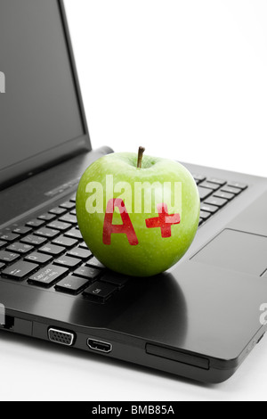 Mela verde e laptop close up Foto Stock