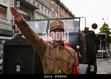 Attore vestito negli anni trenta soldato nazista uniforme esegue un 'Hiel Hitler ' salute durante le riprese di un dramma fissati a Berlino. Foto Stock