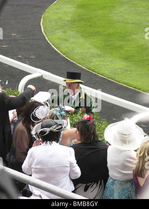 Royal Ascot pageant cerimonia,parte della stagione nel regno Unito,horse racing,tradizione,glamour bellezza top cappelli champagne turismo estivo Foto Stock