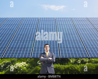 Imprenditore in piedi vicino a pannelli solari Foto Stock