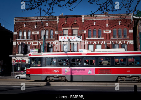 Un tram che passa di fronte all edificio in Toronto a Chinatown Foto Stock