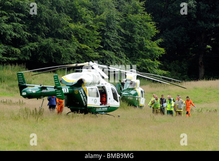 GNAA Grande Nord Air Ambulance frequentare un grave traffico stradale collisione sulla A69 Foto Stock