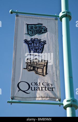 Street banner sulla lampada posta pubblicità il vecchio quartiere della Città di Nanaimo, Isola di Vancouver, British Columbia, Canada Foto Stock