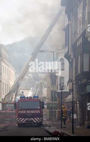 Dartmouth Town Center mostra Lower Street durante un grave incendio nel maggio 2010, Devon, Inghilterra, Regno Unito Foto Stock