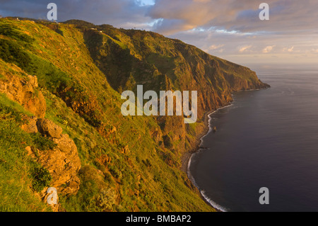 Drammatica la luce del tramonto, costa sud dell'isola di Madera, vicino a Ponta do Pargo, Madeira, Portogallo, Unione Europea, Europa Foto Stock