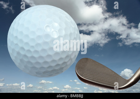In prossimità di una pallina da golf come se colpito dal ferro da stiro club dietro. Foto Stock