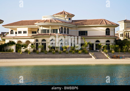 Un grand villa lungo una delle fronde sull'Isola di Palm Jumeirah a Dubai Foto Stock