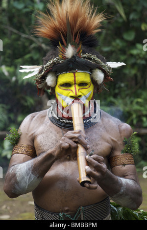 Huli tribesman fumatori un tubo Foto Stock